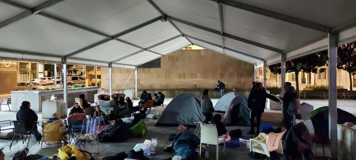 Atzo Burlatako udaletxean kateatu ziren bi gazteek bertan igaro behar izan dute gaua, udalak (EH Bildu) uko egin baitio Gaztetxearen etorkizuna ziurtatzeko aterabide bat adosteari.

Udaletxe aurrean kanpatuta egin dute gaua beste hainbat eta hainbat gaztek. 

<a href="/BurlatakoGA/">Burlatako Gaztetxea</a>