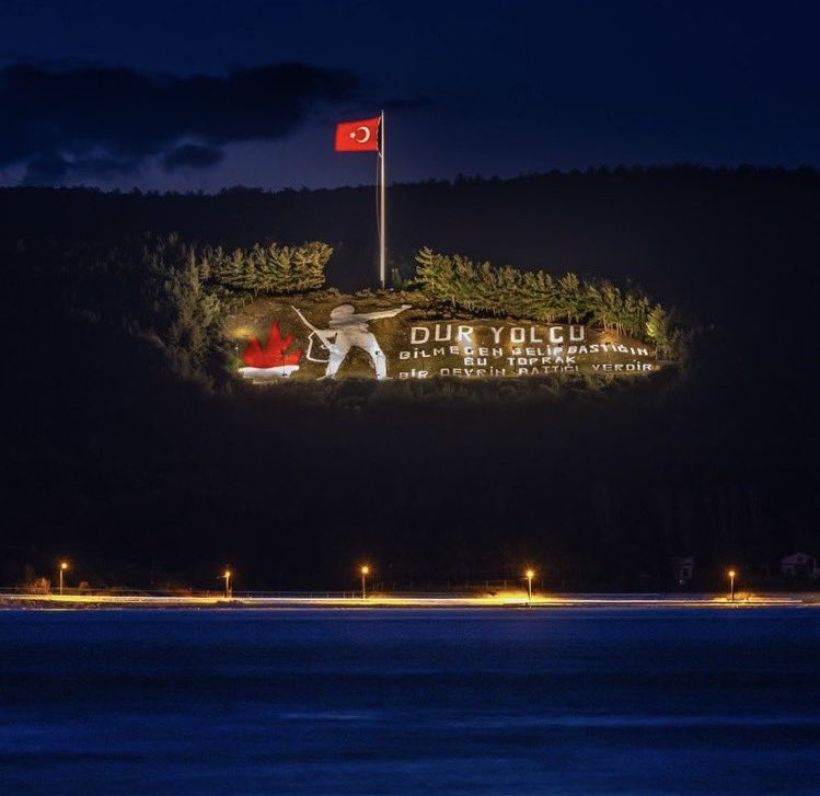 Vurulup tertemiz alnından uzanmış yatiyor,
Bir hilal uğruna ya Rab, ne güneşler batıyor!
Ey bu topraklar için toprağa düşmüş asker!
Gökten ecdad inerek öpse o pak alnı deger."

#18MartÇanakkaleZaferi'nin 110. yıl dönümünde tüm şehitlerimizi rahmetle ve minnetle anıyorum. 🇹🇷