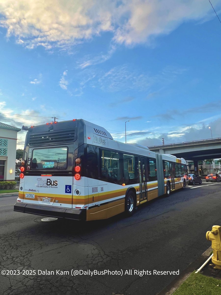 DailyBusPhoto's tweet photo. 🚨NEW BUS🚨
Route 2 (Bus 6032) at stop 128 at Fort Street Mall in the Central Business District.
#Photograghy #PublicTransit #Transit #Bus #TheBus #NovaBus #LFSA #Hawaii #Honolulu #Oahu #TheBus https://t.co/TZtBTMUzdW