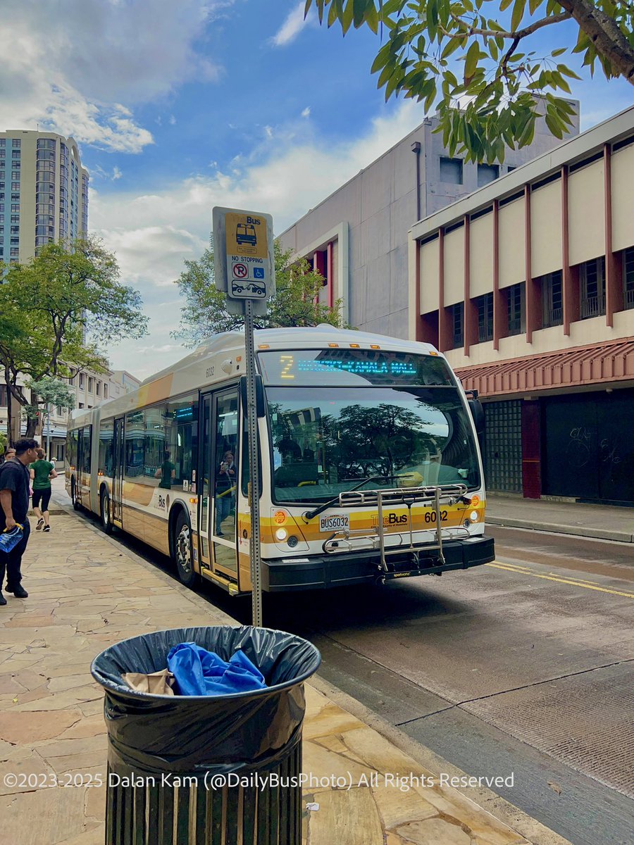 DailyBusPhoto's tweet photo. 🚨NEW BUS🚨
Route 2 (Bus 6032) at stop 128 at Fort Street Mall in the Central Business District.
#Photograghy #PublicTransit #Transit #Bus #TheBus #NovaBus #LFSA #Hawaii #Honolulu #Oahu #TheBus https://t.co/TZtBTMUzdW
