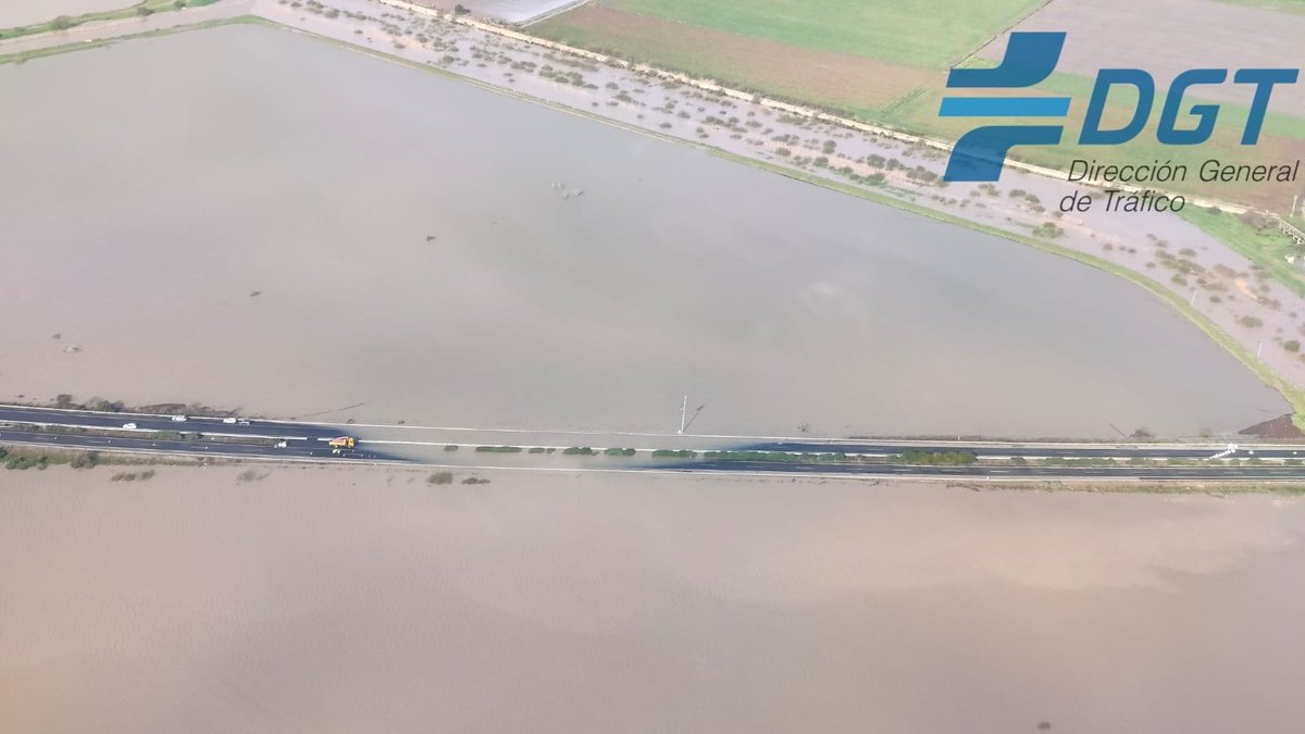 DGTes's tweet photo. 🚨Les recordamos que, debido a las intensas precipitaciones, permanece intransitable la AP-4 entre Sevilla y Cádiz.  

➡️Se recomienda como itinerario alternativo la N-4.

📷Imágenes tomadas desde el helicóptero de la DGT. https://t.co/LzdSnBdsKz