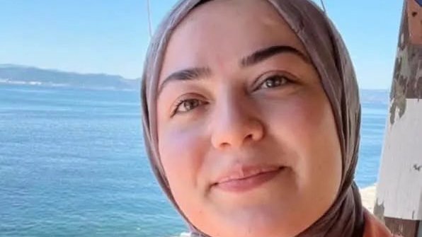 Öğretmen Emine Sarıaydın 🥺

85 küsur puan almasına rağmen ataması yapılmadığı için bunalıma girip intihar etti.