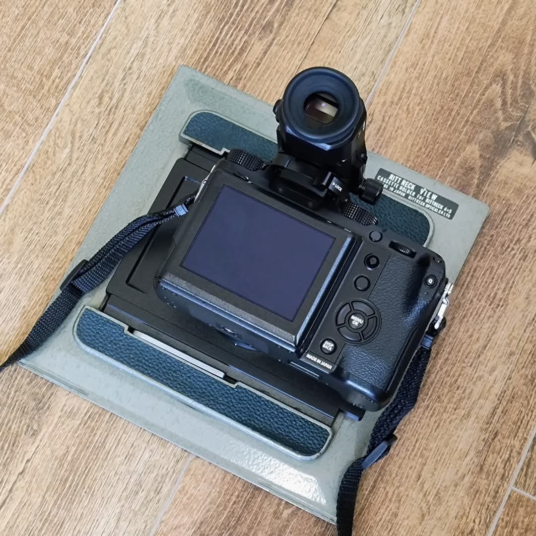 kenjiueta's tweet photo. 大判カメラのレトリックビュー5☓7にもGFXをつけられるようになりました。
ラージフォーマットデジタルカメラが小さく見えます😁
#レトリックビュー
#RittreckView
#大判カメラ
#大判フィルムカメラ
#FUJIFILM
#GFX
#GFX50s
#ラージフォーマット
#デジタルカメラ
#写真
#カメラ
#三脚
#スリック https://t.co/67gj3gWYTr