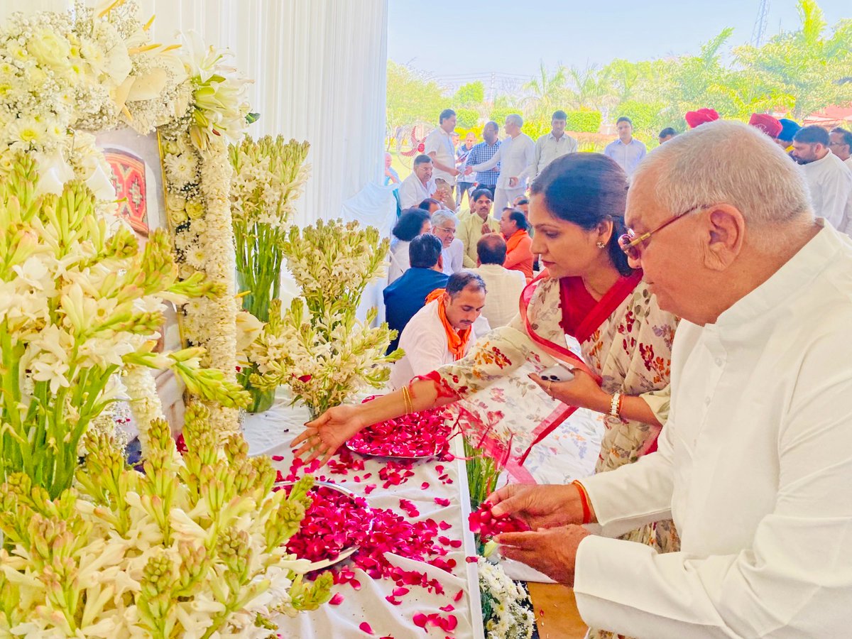 drshanurajyadav's tweet photo. अलवर सांसद एवं केंद्रीय मंत्री माननीय श्री @byadavbjp जी के पूज्य पिताजी श्री कदम सिंह जी के निधन के उपरांत आज उनके पैतृक ग्राम #जमालपुर स्थित निवास पर पहुँचकर श्रद्धांजलि अर्पित की और दुःख की इस घड़ी में शोक संतप्त परिजनों के प्रति गहरी संवेदना व्यक्त की।
ॐ शान्ति 🙏 https://t.co/yHeRSzpi4p