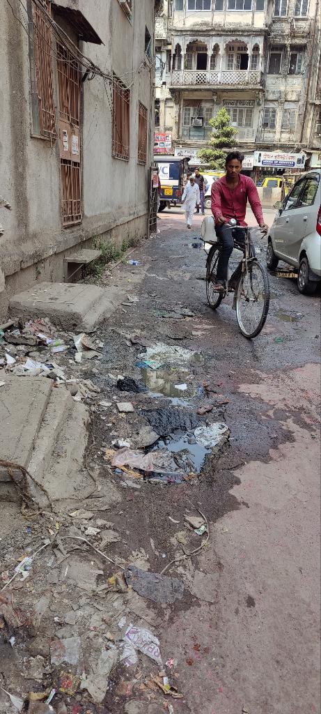 AieAssociation's tweet photo. @mybmcWardD @UghadeSharad @MPLodha Since many weeks Drainage overflowing, stinking &amp; blocking way to Temple inside. Mangaldas Compound next to Chafekar Hotel, D. B. Marg. Filthy &amp; stinking road spreading diseases. Need urgent cleaning &amp; permanent resolution will be appreciated. https://t.co/EGPV1Ga7qE