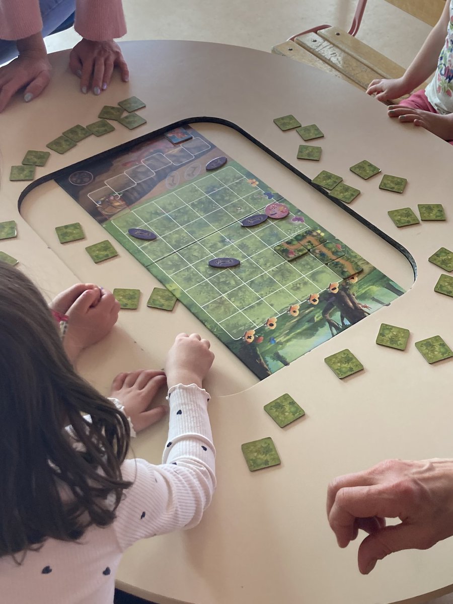 Semaine de la maternelle à Ecouviez: atelier jeux avec le centre Wilson de Montmedy, café des parents, médiation animal…. <a href="/DSDEN55/">DSDEN55</a>