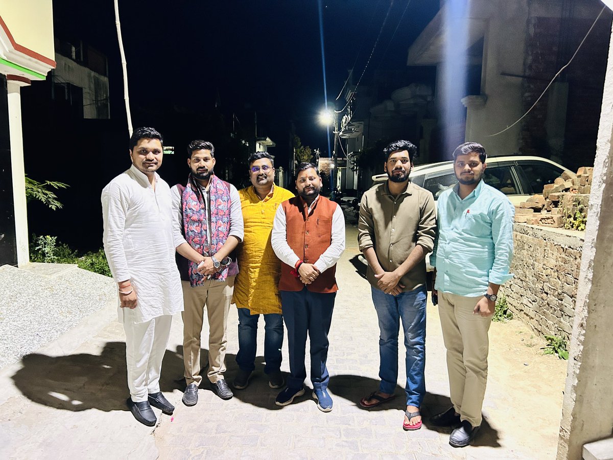 Anurage1706's tweet photo. आज महराजगंज स्थित निज निवास पर अखिल भारतीय विद्यार्थी परिषद के राष्ट्रीय मंत्री अंकित शुक्ला भैया, अभय भैया(प्रांत मंत्री, काशी प्रांत), पुष्पेन्द्र भैया(प्रांत मंत्री, अवध प्रांत), मयंक राय भैया(प्रांत मंत्री, गोरक्ष प्रांत), ऋषभ भैया(प्रांत मंत्री, उत्तराखंड) का आना हुआ!! https://t.co/BS18lNocLb