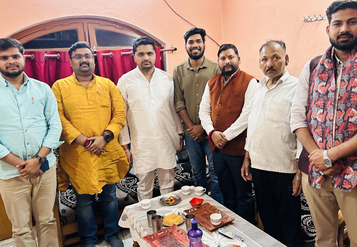 Anurage1706's tweet photo. आज महराजगंज स्थित निज निवास पर अखिल भारतीय विद्यार्थी परिषद के राष्ट्रीय मंत्री अंकित शुक्ला भैया, अभय भैया(प्रांत मंत्री, काशी प्रांत), पुष्पेन्द्र भैया(प्रांत मंत्री, अवध प्रांत), मयंक राय भैया(प्रांत मंत्री, गोरक्ष प्रांत), ऋषभ भैया(प्रांत मंत्री, उत्तराखंड) का आना हुआ!! https://t.co/BS18lNocLb