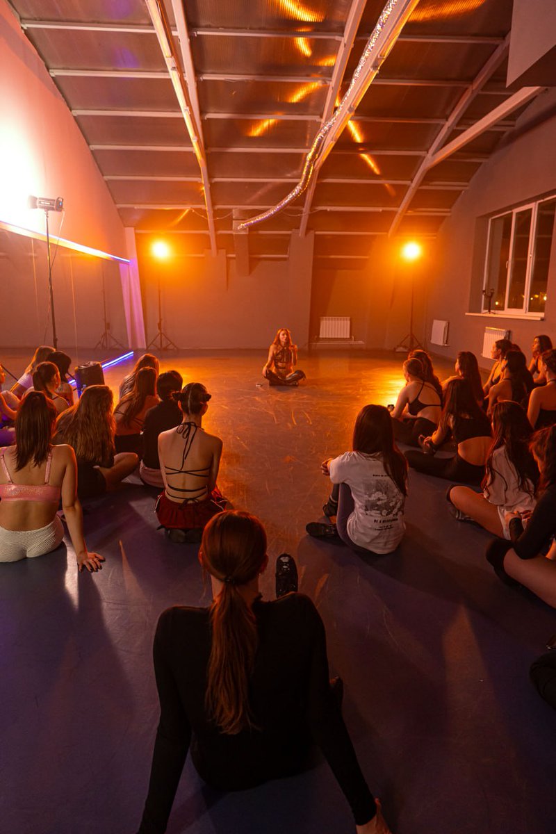 Gm, fam❤️‍🔥

Just look at the cats I've been surrounded by 😻 That's why I disappear from social media 🙈🔥

Happy Tuesday ✨ 
There's a new drop soon👀