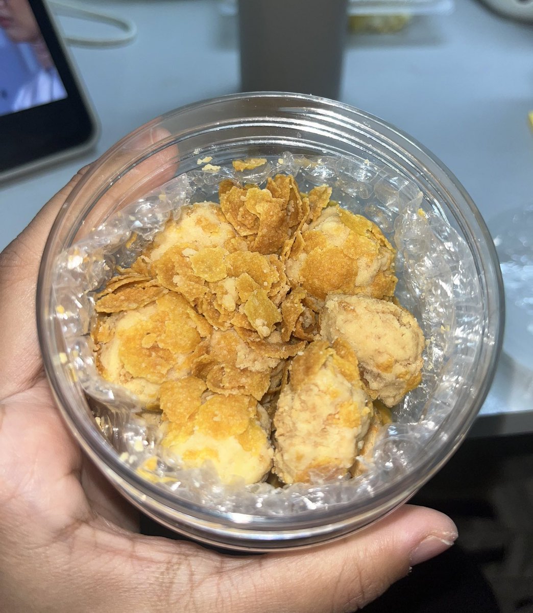 sheeqaaaa's tweet image. Okay i dah jumpa biskut raya cornflakes yang tak manis &amp;amp; muak 🥹

Rasa lemak masin butter tu buat ketagih ye, my mom pun suka! Jarang dia nak puji kuih sedap.