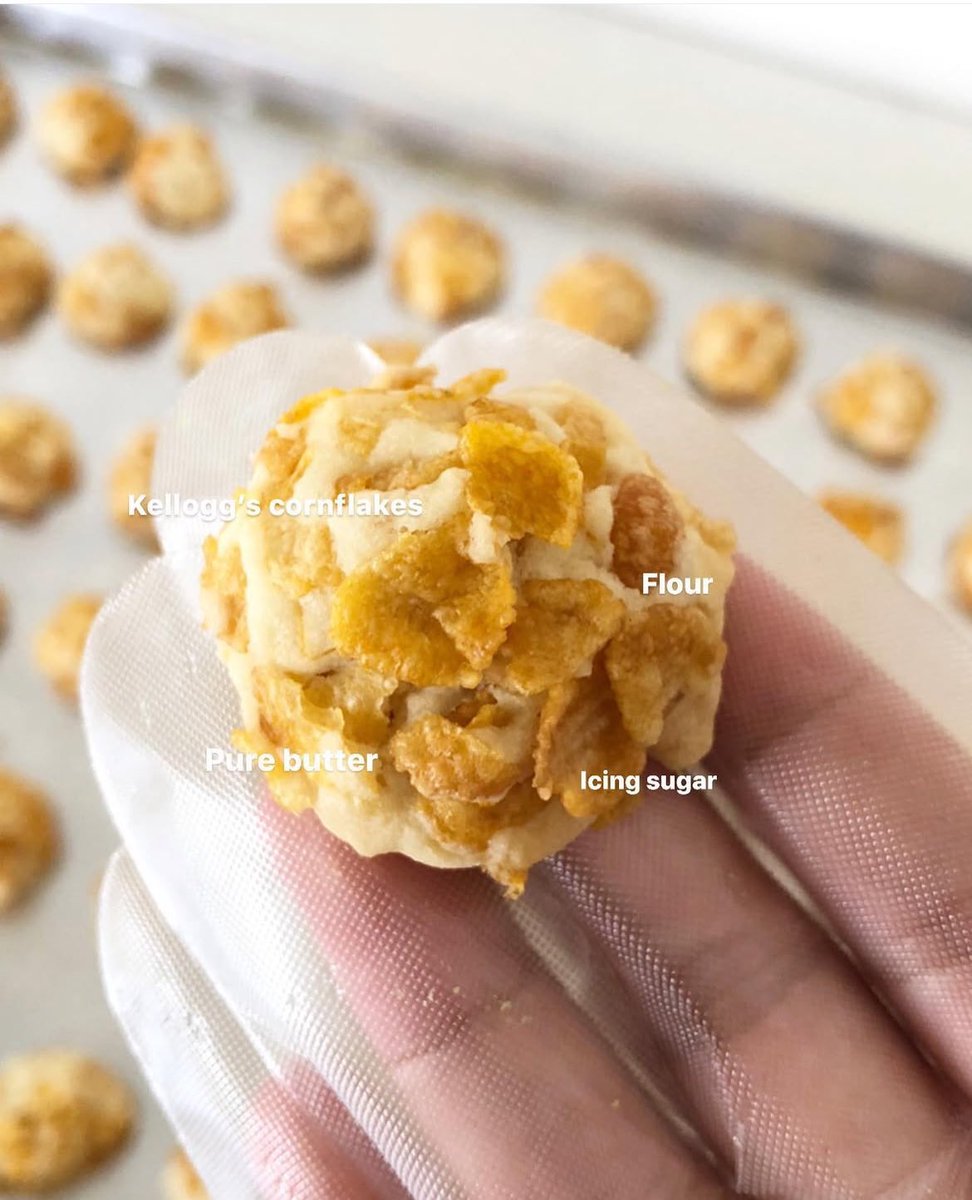 sheeqaaaa's tweet image. Okay i dah jumpa biskut raya cornflakes yang tak manis &amp;amp; muak 🥹

Rasa lemak masin butter tu buat ketagih ye, my mom pun suka! Jarang dia nak puji kuih sedap.