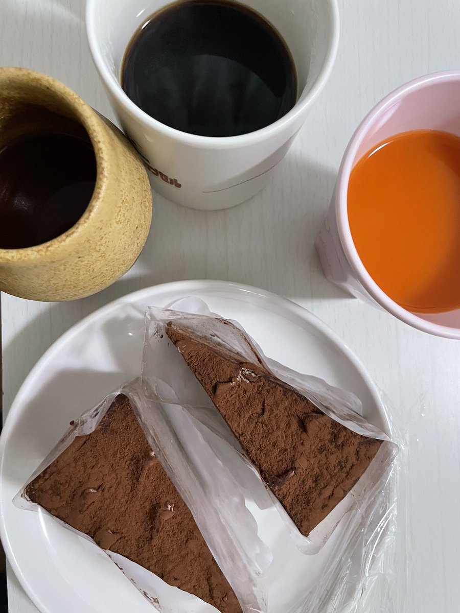 bathroom_22's tweet photo. 自分にケーキとコーヒー、子にケーキと（キャロット）ジュースと園で残したお茶を用意したら全部いらないって言われた！

これ一人で全部食べたら…… https://t.co/6VPsCI4Qys