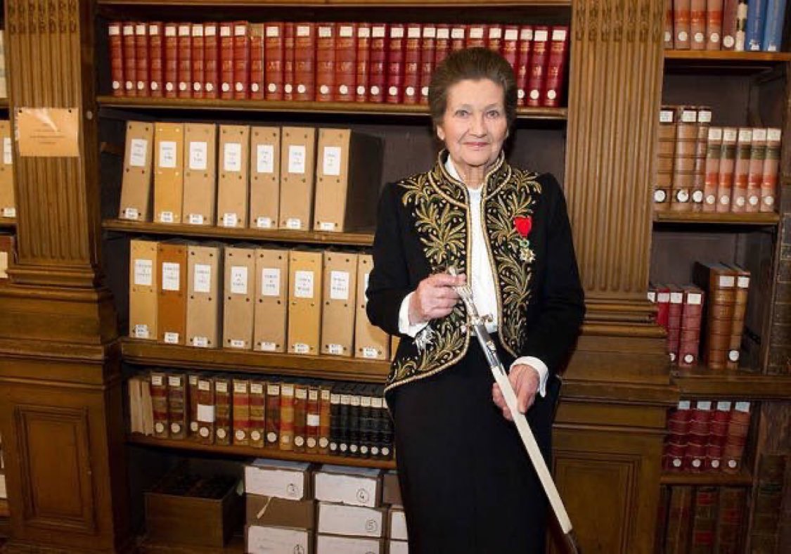 Le 18 mars 2010, Simone Veil était intronisée à l'Académie française. "Comme l'immense majorité des Français, nous vous aimons Madame", a conclu M. d'Ormesson. Sur son épée d'académicienne était gravé son numéro de déportée à Auschwitz-Birkenau, 78 651, et la devise de l'Europe.