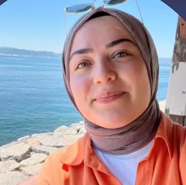 Öğretmen Emine Sarıaydın, 85 küsür puan almasına rağmen ataması yapılmadığı için bunalıma girip intihar etti. 

Mekanın cennet olsun öğretmenim…

#MülakatZulmünde135Gün