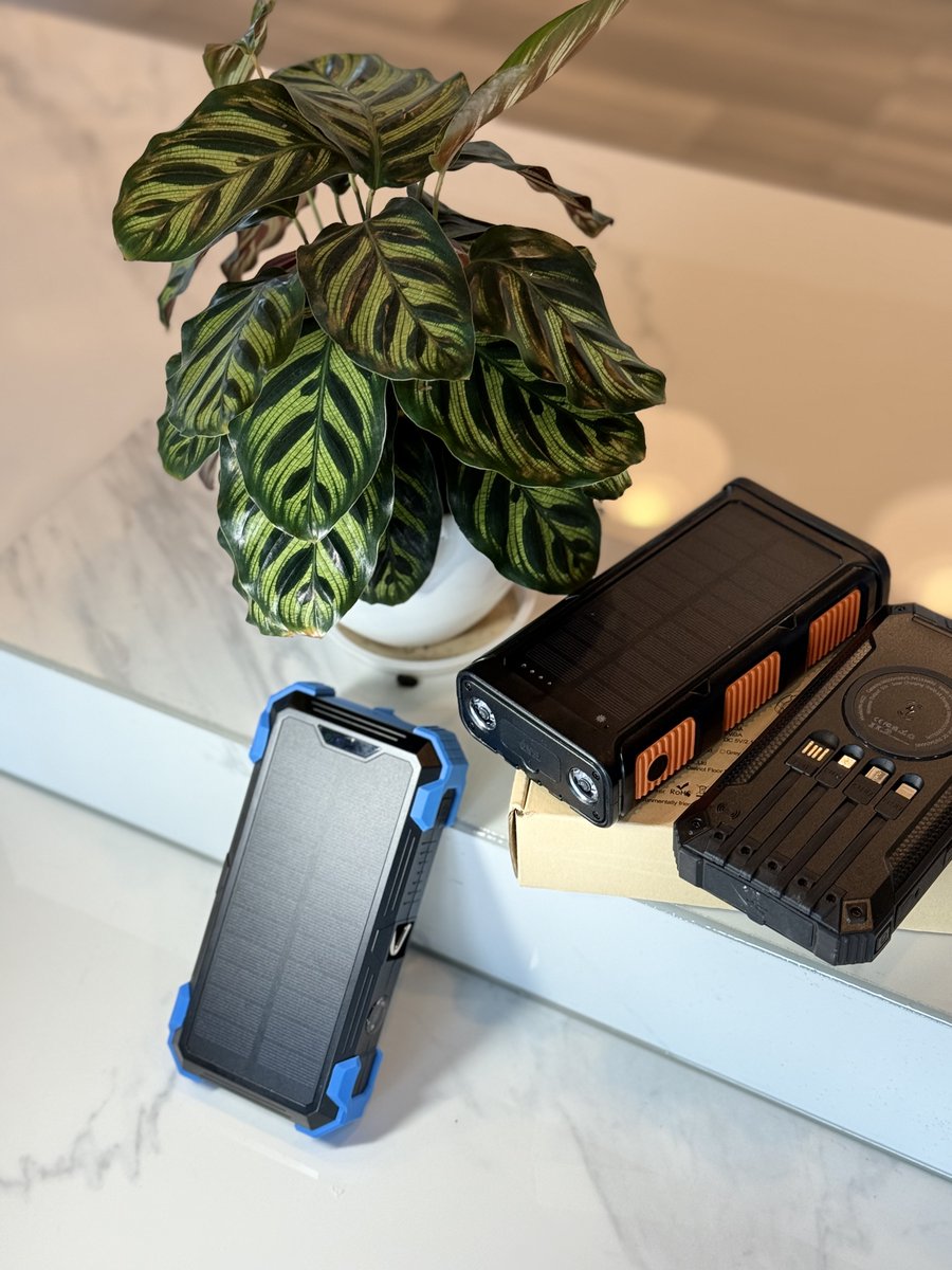 daaa_goo14906's tweet image. 📷 Blackout Hero
"When the power goes out for 3 days:
📷 Candles
📷 GOODaaa solar bank charging phones+LED lights+radios
Emergency kit essential 📷
#techsimplify #neverstranded #goodaaa #Powerbank
