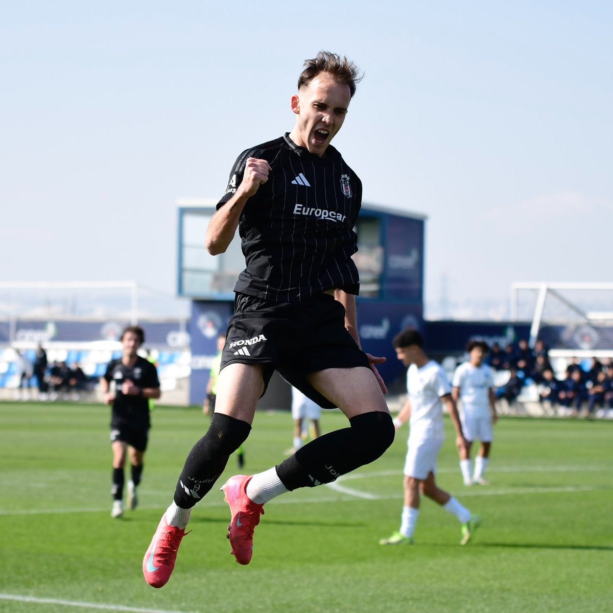 U19'un gol kralı Adnan Karahisar'ı U19 Milli Takıma almayan zihniyet,
Galatasaraylı Jankat Yılmaz'ı, sakatlığı bulunan Mert Günok'un yerine A Milli Takım kadrosuna dahil etti. Adalet.