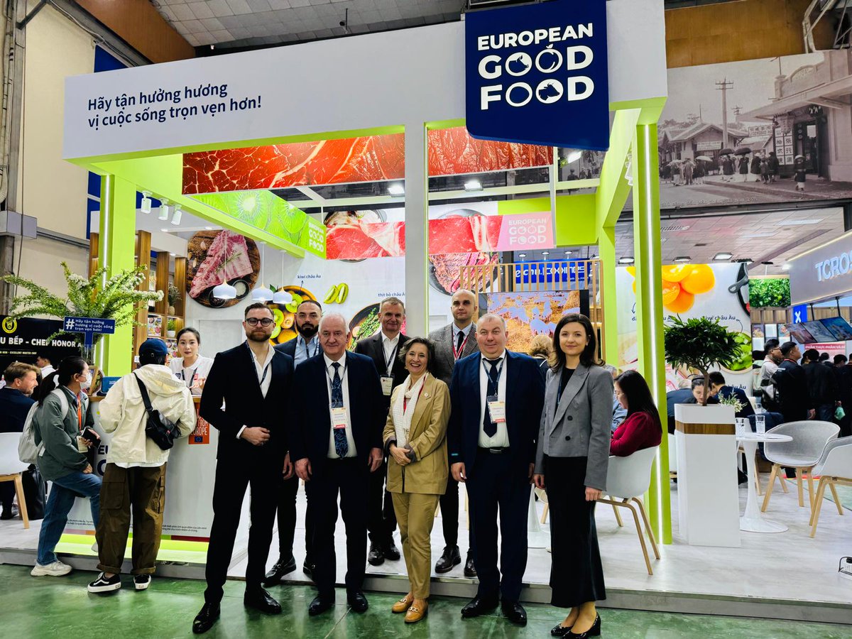 joanna_skoczek's tweet photo. European food tastes good, Polish food tastes soooo good 😊 @PLinVietnam met #UPEMI and 🇵🇱 meat producers at European Good Food booth at Food&Hospitality VN. Great opportunity to present highest quality products to 🇻🇳 importers and foodies! Taste of home away from home 🍞🐔🐷🍎 https://t.co/Q10WKZ7Y8p