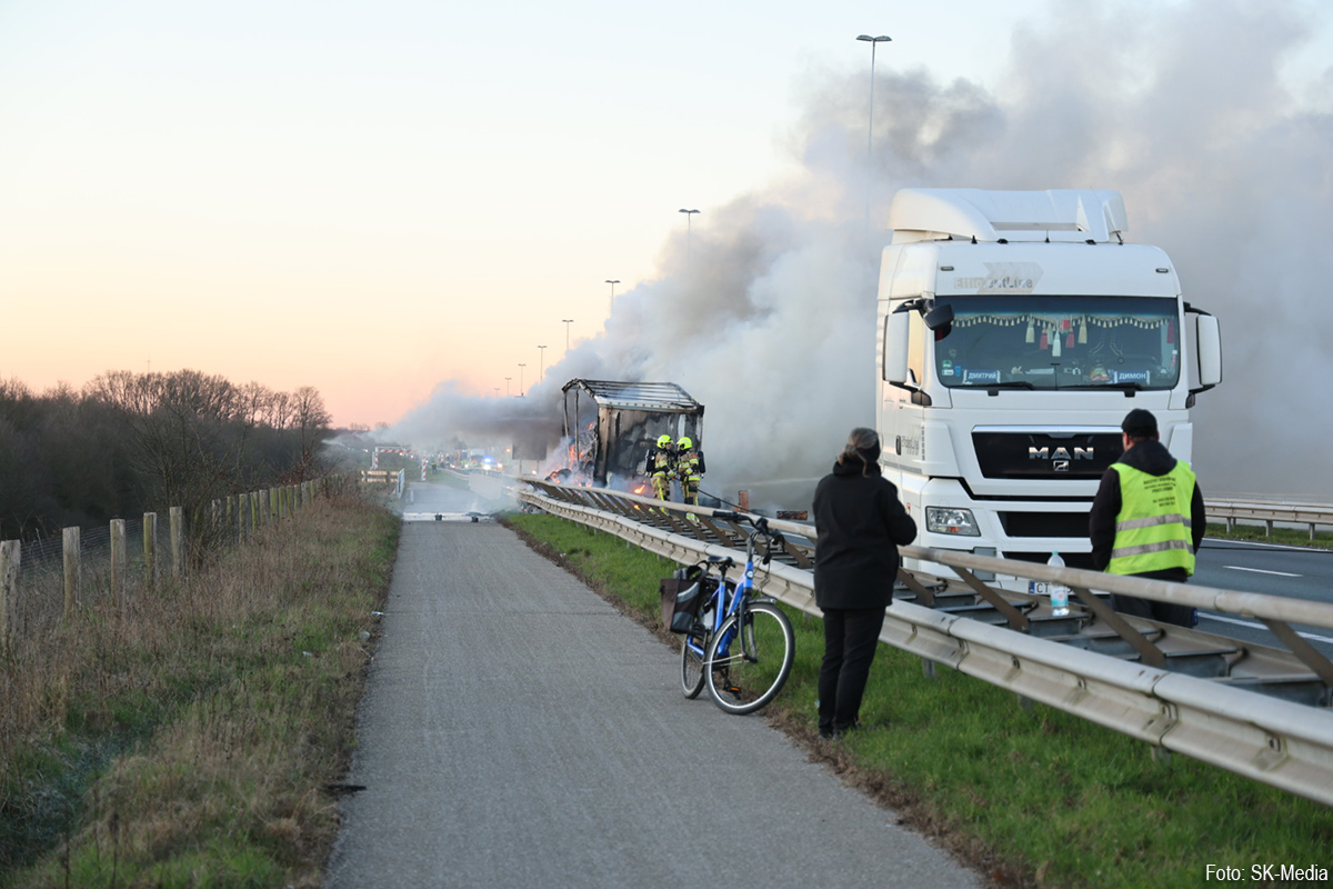 Trailer met papier uitgebrand op A73