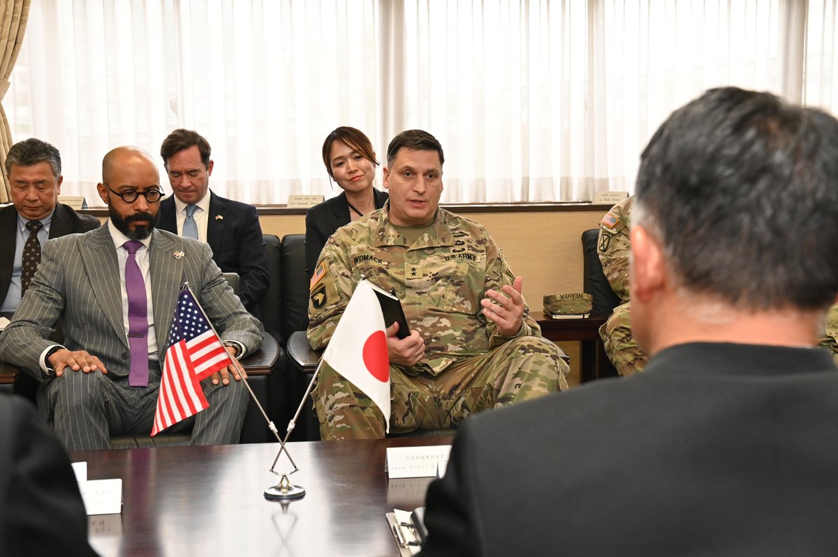 jmsdf_srh's tweet photo. 在日米陸軍司令官デービッド・ウォーマック少将が、
俵佐世保地方総監を表敬訪問されました。
パートナーとしての日米主要指揮官との良好な関係構築及び相互理解を図るとともに日米共同作戦遂行時の相互連携要領の在り方について意見交換をしました。
#日米共同 #パートナーシップ #海自佐世保 #USARJ https://t.co/o30Np2Ed3F