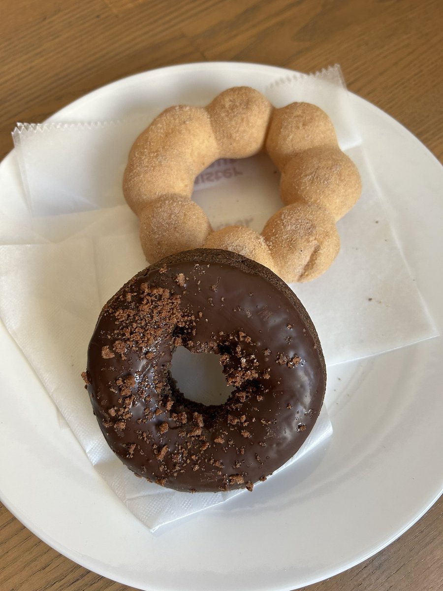 わたしも開運ドーナツ🍩もちろんトッピングあり！
開運フードの日、知らずに購入していた綺麗なおばあさま。幸あーれ💙

もしか？してご存じでしたか😸それは…それは。