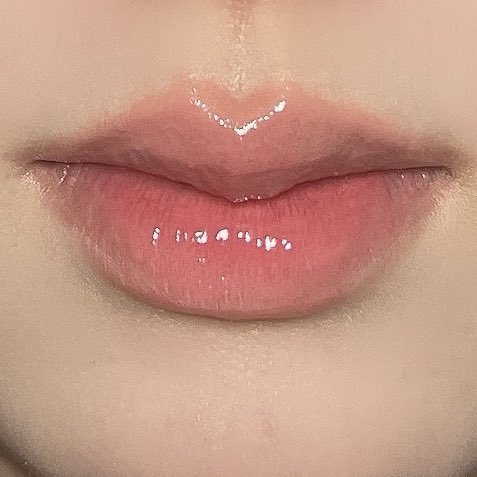 s2_pring06's tweet image. 《fwee 3Dボリューミンググロス 
B01 バニラ70%》
@powderroom_jp  様のプレゼント企画にて頂きました🤍

重ためのテクスチャーで、名前通り立体感を出してくれる！
むっちりちゅるちゅるリップになれます💓

春にぴったりのカラーで可愛いです🌷🌸
 #fwee  #フィー  #powderroom  #パウダールーム