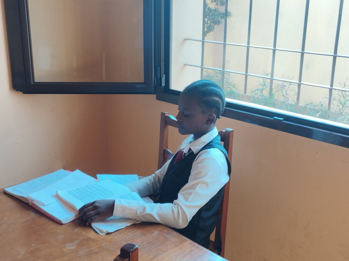 jm_elbarbas's tweet photo. El Centro de estudios Rigel en Yaundé, Camerún, permite a un centenar de chicas estudiantes acceder a su biblioteca y wc construidos por @AfricaDirecto con la colaboración del Fondo de Ayuda a África @BESTINVER hace 10 años 👉👉 https://t.co/eLzZc44p9G