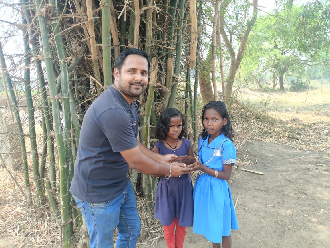 ଗ୍ରୀଷ୍ମ ଋତୁରେ ତୁଷାର୍ଥ ପକ୍ଷୀଙ୍କ ତୁଷ୍ଣା ମେଣ୍ଟାଇବା ନିମନ୍ତେ  ଜଳପାତ୍ର ସ୍ଥାପନ ନିତ୍ୟାନ୍ତ ଆବଶ୍ୟକ । #ଢେଙ୍କାନାଳ ଜିଲ୍ଲାର ପାଞ୍ଚଗାଣିଆ ଗ୍ରାମରେ କର୍ମଶାଳା ଏବଂ ମାଟିପାତ୍ର ବଣ୍ଟନ । 

<a href="/ForestDeptt/">Odisha Forest, Env. and Climate Change Department</a>  <a href="/Prem_CWLWOdisha/">Prem Kumar Jha</a> 
#TheyReallyNeedUs #SubhransuSatpathy  #Birdman #Panchagania  #Dhenkanal  #Odisha