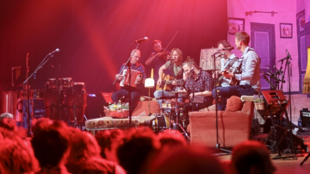ANVandaag's tweet photo. Muzikale ‘bankdirecteuren’ toveren theaterzaal om tot megahuiskamer -  https://t.co/TmyadqGUqI https://t.co/ZIh1i2ikuf
