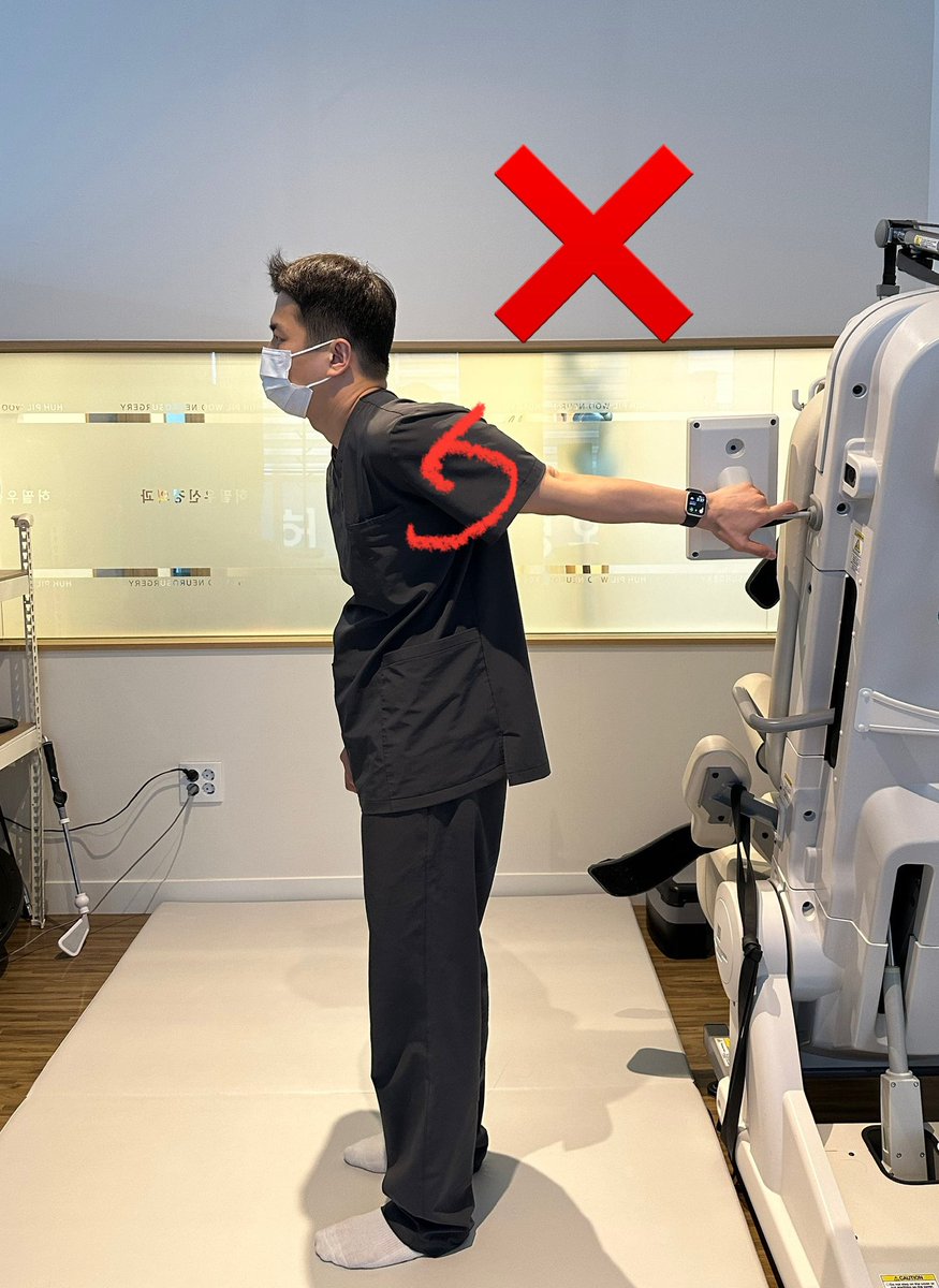 Exercise_Rehap's tweet photo. 평소에 스마트폰 또는 컴퓨터 앞에서 키보드를 두드리는 작업을 많이 하셔서 어깨통증을 느낀다면, 아래영상처럼 삼각근 스트레칭을 해주세요. 

삼각근은 어깨를 감싸고 있는 근육으로 전면부와 측면부, 후면부로 나뉘어있습니다. 
오랜 시간 팔을 들고 있는 자세를 유지하거나 회전근개가 약화되면 삼각�� 우세 패턴(삼각근 과활성화)으로 인해 어깨 앞쪽 또는 측면에 통증이 발생할 수 있습니다. 
(상완골두가 정상적인 위치에서 벗어나 앞쪽 또는 위쪽으로 이동해 어깨통증이 발생할 수 있습니다.) 

특히 컴퓨터 작업 또는 스마트폰을 할 때 어깨가 앞으로 말린 자세로 인해 전면 삼각근에 과도한 부하를 줘 통증이 발생할 수 있습니다. 

첫 번째 스트레칭 방법으로는 고정되어 있는 의자 또는 책상을 잡고 어깨뼈가 말리지 않게 유지한 후 늘려주세요. 

두 번째 스트레칭 방법으로는 양팔을 뒤로 뻗고 손바닥이 맞붙을 수 있게 깍지를 낀 후 팔꿈치를 펴 팔을 올려주세요.(이때 어깨가 말리지 않게 고정하셔야 합니다.) 

❌주의사항❌ 
근육을 갑자기 늘리는 것보다 천천히 늘리는 것이 좋으며, 통증이 심하거나 팔에 저림이 있다면 즉시 멈춰주시는 것이 좋습니다.
