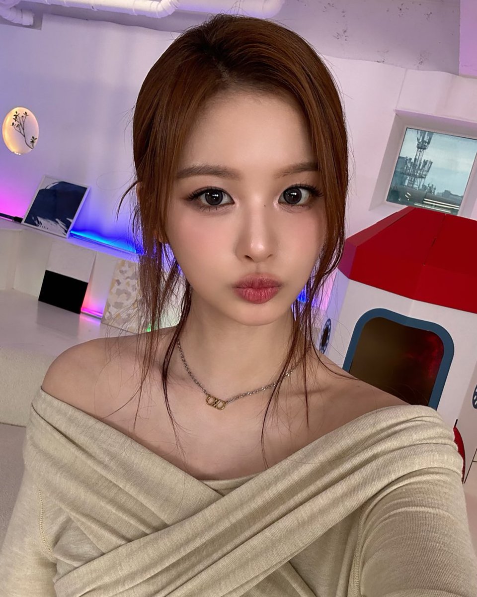 ADNEW_Official's tweet image. Thanks【ソリュン様】
This is our exclusive line of product.
ADNEW公式商品着用
《RION.7 Bicolor Symbol Necklace》
WHO:#NMIXX/#エンミックス/#엔믹스
#SULLYOON/#ソリュン/#설윤
WHERE+VIA:NMIXX公式Youtube/버블
