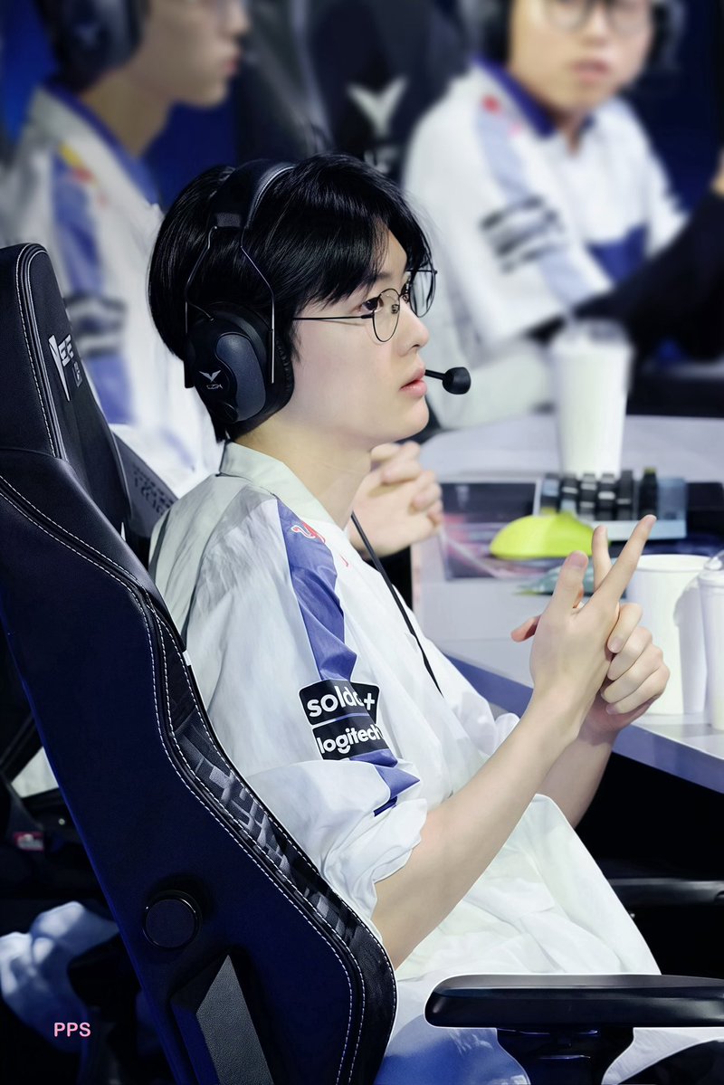 pangheehee's tweet photo. introducing my favorite players:  
- rascal
- perfect
- zeus
(as a top laner myself most of the top laners are my favs)  

and the teams i support are kt24 🎢 and hle25 🍊
#HLEWIN https://t.co/l6KQJVwNkl