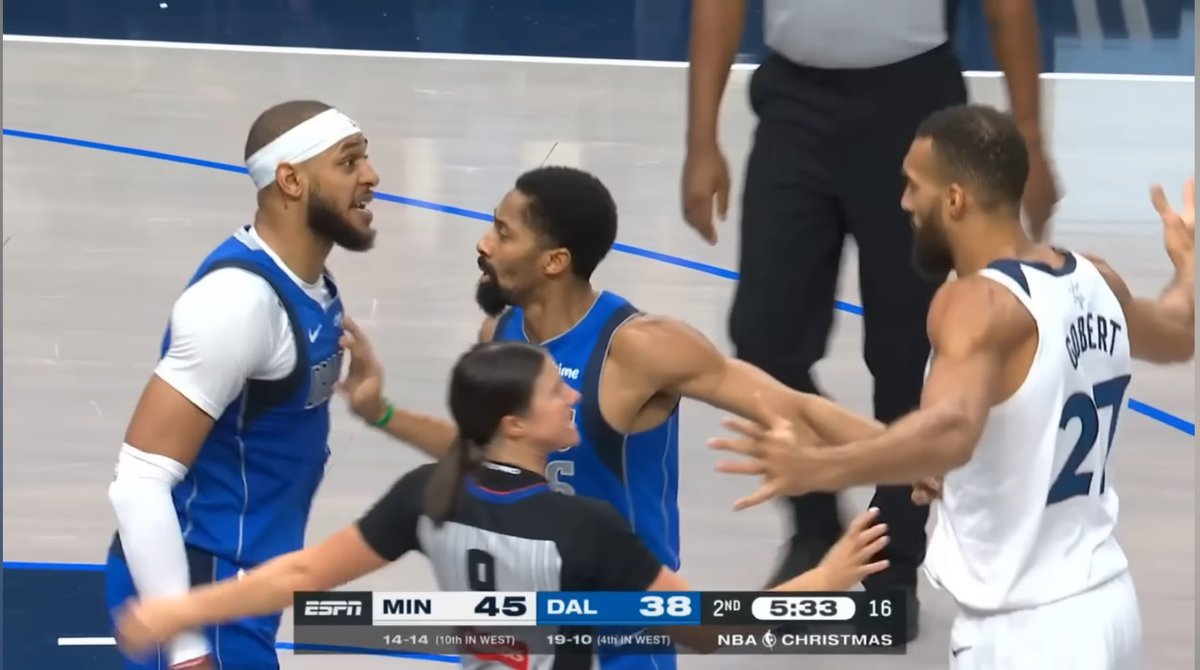 NBATv16's tweet photo. ゴベアが乱闘時にみせるこの手を広げるポーズ

これは鳥類などでみられる威嚇などをする際に行う【ディスプレイ】というもの

審判に何もしてないとアピールしていると見せかけ、相手に自分の身体が大きいことを見せ威嚇をしている https://t.co/ivqOqtFsKq