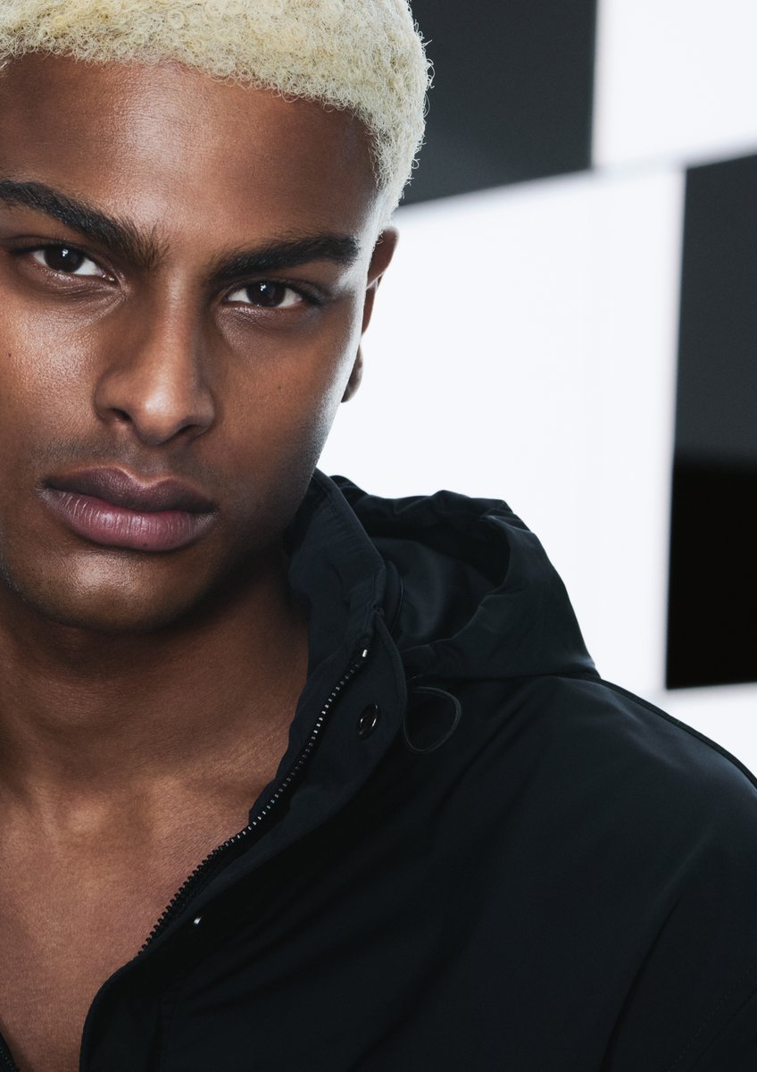 ARMANI_JAPAN's tweet photo. アルマーニを象徴するブルーが、A|Xならではのエネルギーをまとい登場!
25春夏コレクションは、都会の喧騒の中で感じる力強さと静けさ、そのバランスを見事に表現
https://t.co/k0xXrHTXNL
#ArmaniExchange #AXfss25 #BlueEdition
Photo: Thue Nørgaard https://t.co/upAPYtb1Jt