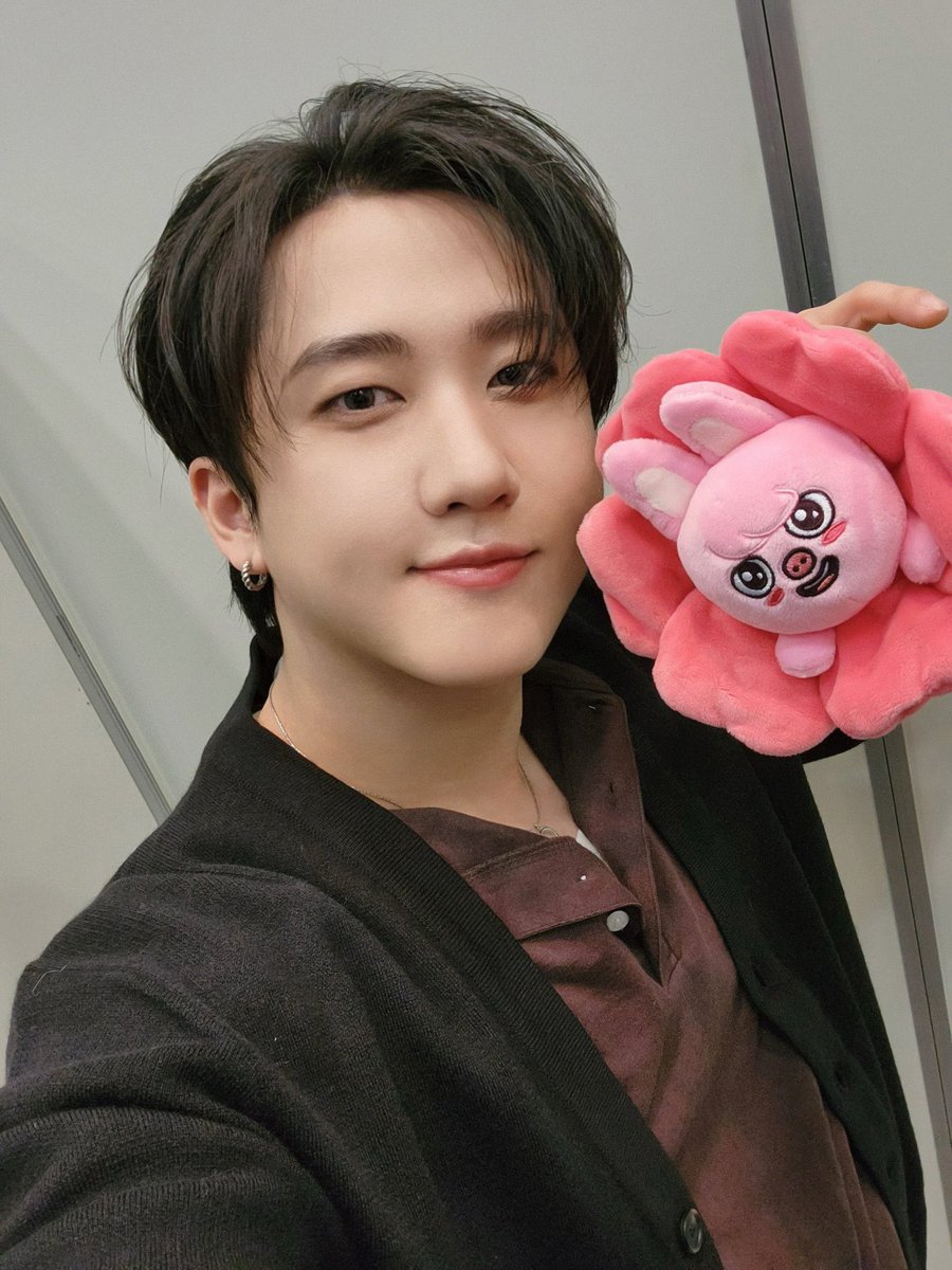 yslcheol's tweet image. stray kids with skzoo flower pencil cases 💐