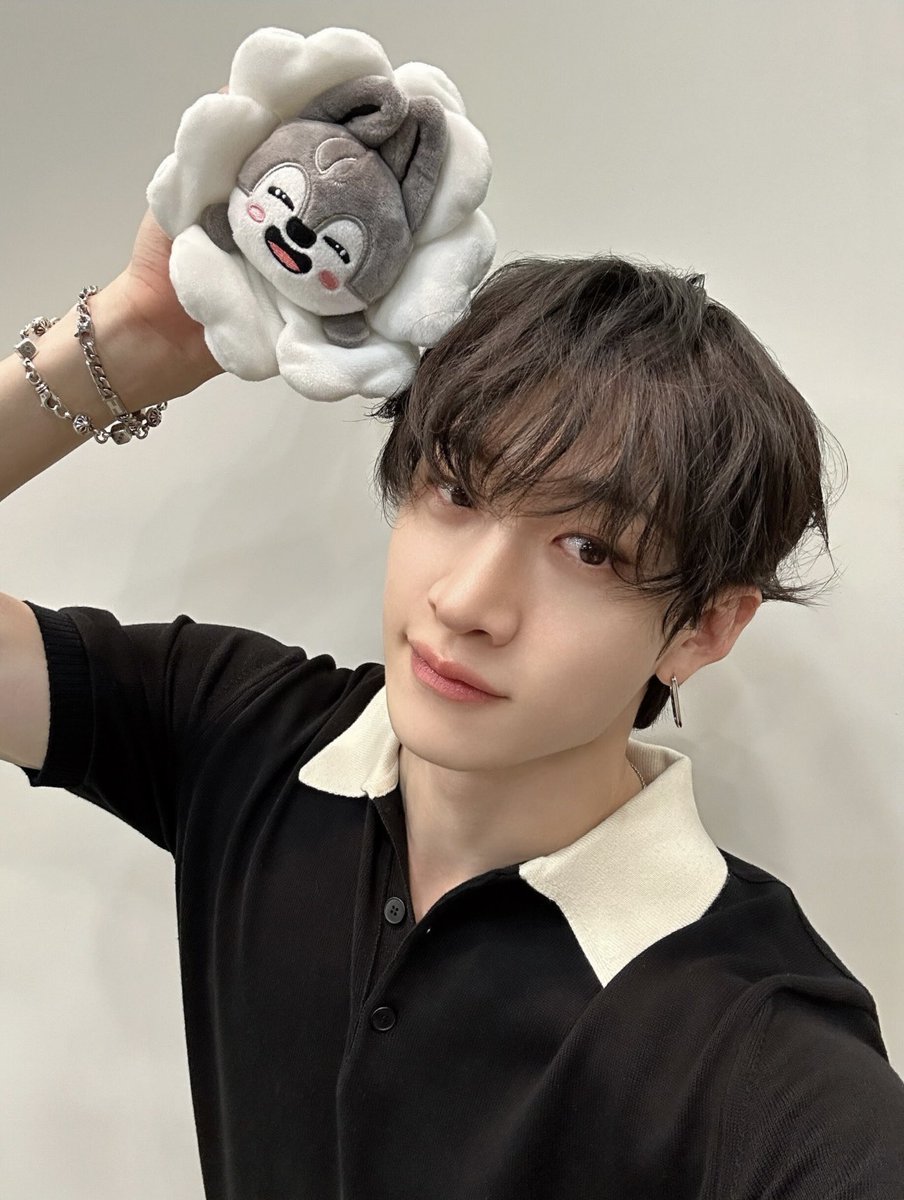 yslcheol's tweet image. stray kids with skzoo flower pencil cases 💐