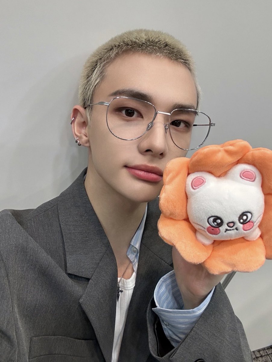 yslcheol's tweet image. stray kids with skzoo flower pencil cases 💐