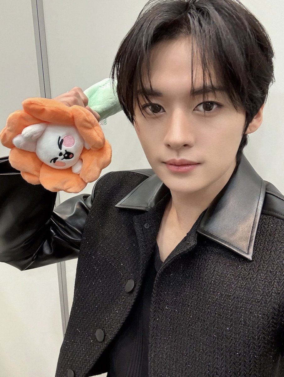 yslcheol's tweet image. stray kids with skzoo flower pencil cases 💐