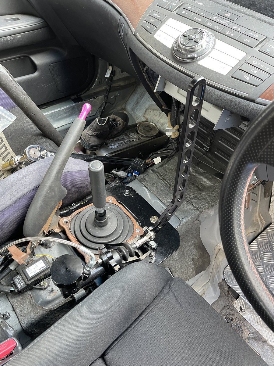 フーガにタワーバー付けたよ
予定通りピッタリだった
元々剛性あるから必要無さそうだけど、これまでタワーバー付けて、事故しない限り悪い事無かったから少しでも効果があると信じて

同時に、油圧サイドの台座を作ってもらったので、仮装着
手引きサイドの着座が見つからず苦戦中