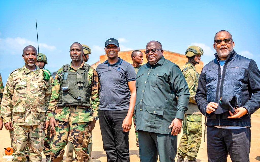 GrandsLacsNews's tweet photo. Guerre en #RDC: A couteaux tirés depuis plusieurs années, les deux factions du #M23 se réconcilient.
Le Pasteur Jean-Marie #Runiga a posé cette semaine aux côtés de Sultani #Makenga, Bertrand #Bisimwa, Willy Manzi et Corneille #Nangaa ; une image presque impensable qui interroge. https://t.co/Ct0h066nnA