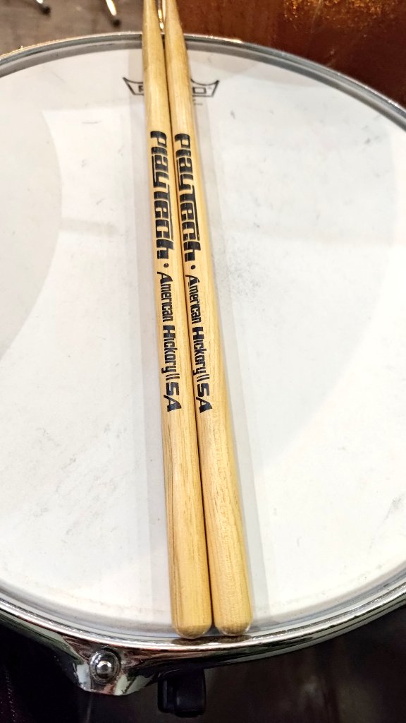 PLAYTECHが出してるこのスティック1ペア680円やからどんなもんかな〜って買ったけど最高やった。
耐久性は分からんけど使用感は某メーカーの5Aと比べても大差無し。
スティックが値上がりしてるこのご時世でこのクオリティの物を出してくれたPLAYTECHには感謝しかないわ。