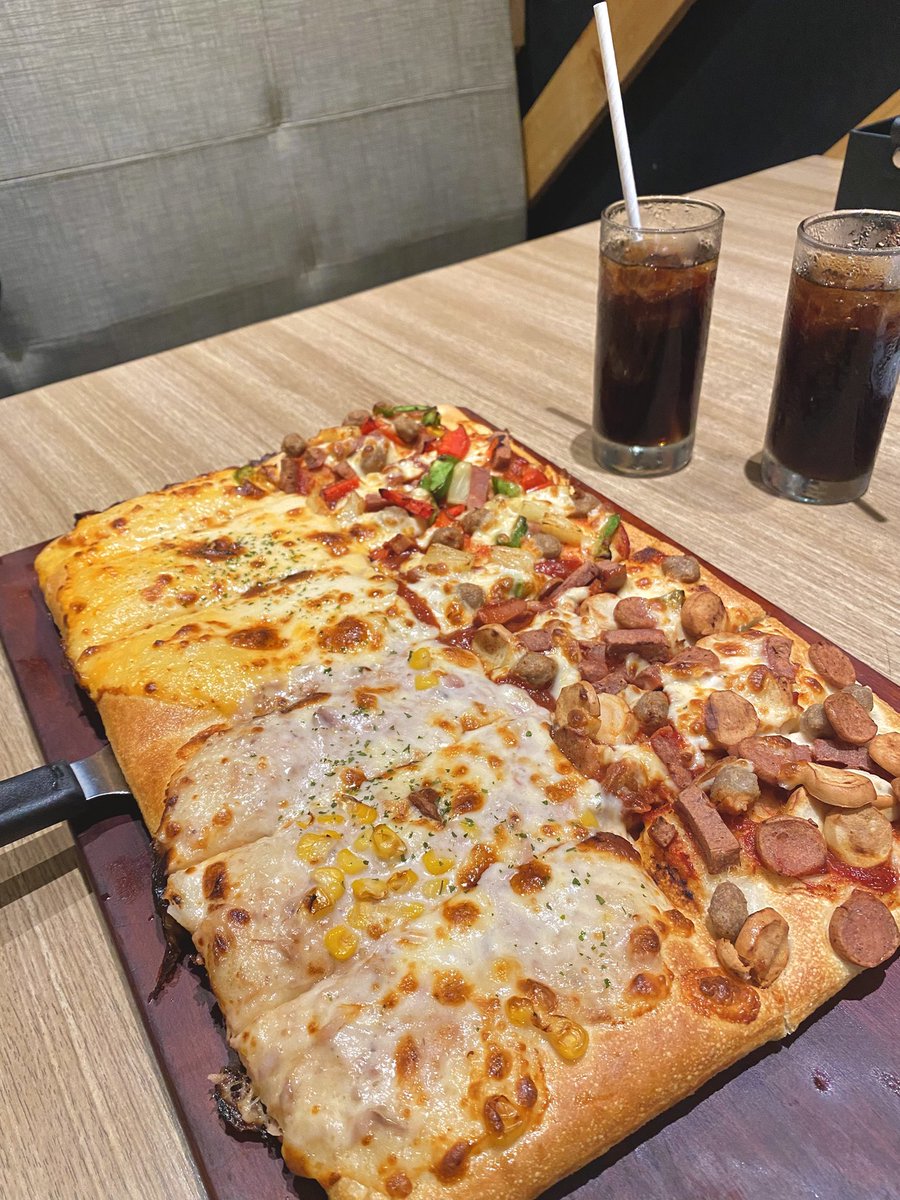 pengen pizza lagi yaampun. seenak itu mkan pas lagi anget2nya😭😭😭😭