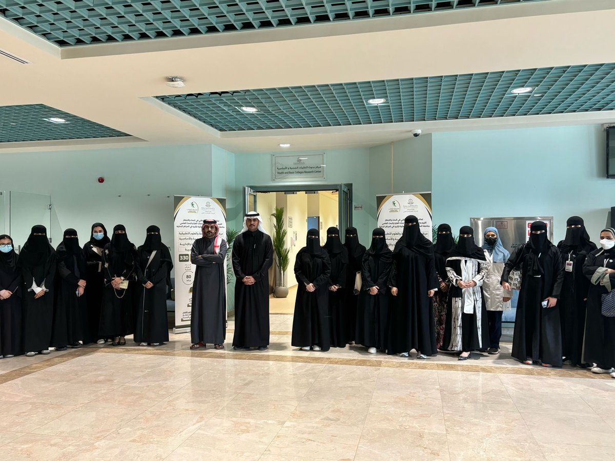 طلاب وطالبات كلية طب الأسنان #بجامعة_المجمعة في زيارة لمركز بحوث الكليات الصحية والأساسية بوكالة الجامعة للدراسات العليا والبحث العلمي، للاطلاع على الأجهزة والمعامل البحثية المتوفرة والاستفادة منها في عمل التجارب والأبحاث العلمية.