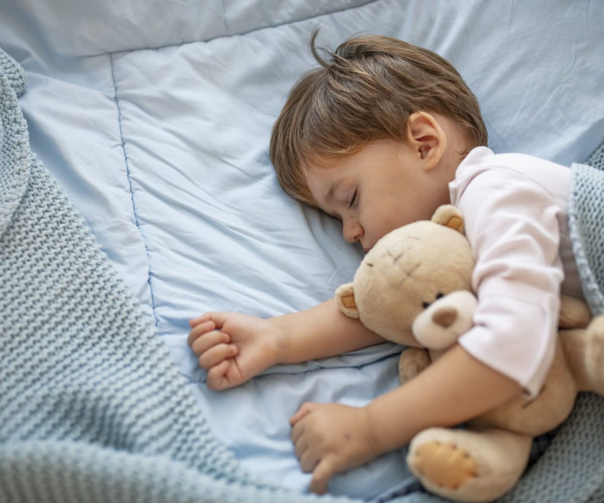 Bugün, uykunun çocuk gelişimi ile ilişkisini anlatan birkaç makaleden toparladığım bilgileri sizlerle paylaşacağım.

Önce çocuk gelişiminin en önemli aşaması olan 0-6 yaş uykunun önemini anlatalım.

Uyku ve büyüme hormonu arasında çok önemli bir ilişki var. Büyüme hormonunun en