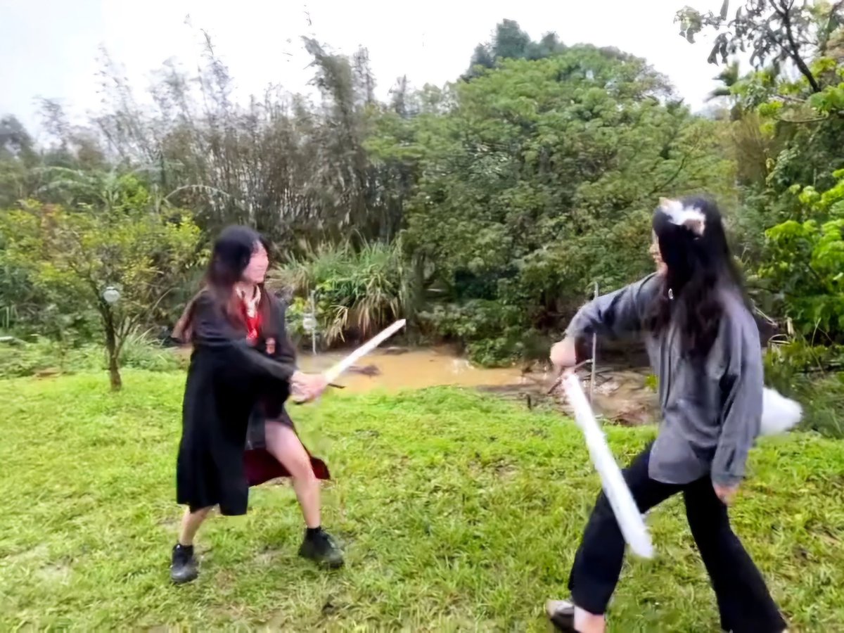 初次露營獻給了魔物盛宴
雖然碰上大雨和寒流相當克難
但遊玩樂趣只增不減
劍術對決⚔️
火舞表演🔥
起司晚宴🧀
感謝主辦方的精心策劃
也感謝同行友人鼎力相助
當天受到的“照顧”來日必報😎