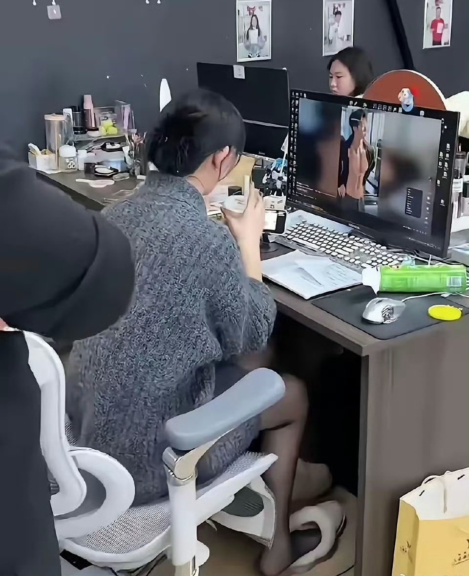 我跟她上班的状态是一样的 https://t.co/lVkLxQ7u92