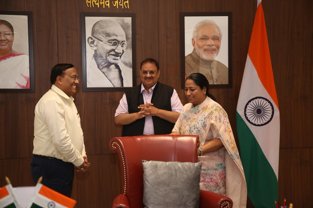 17 मार्च 2025, दिल्ली – लघु उद्योग भारती (LUB) दिल्ली प्रदेश के पदाधिकारियों ने मुख्यमंत्री रेखा गुप्ता से राज्य सचिवालय में मुलाकात की। उन्होंने सूक्ष्म और लघु उद्यमियों की समस्याओं पर चर्चा की, जिसमें औद्योगिक प्लॉट्स का फ्रीहोल्ड न होना, उच्च बिजली दरें, और MCD फैक्ट्री
