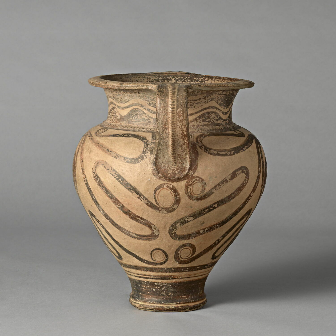 🏺 Crátera minoica (Ligortynos, Messara, Creta; Minoico Reciente IIIB, ca. 1370-1325 a. C.).

🔎 Vasija decorada con un pulpo estilizado y plantas, con bandas onduladas en el cuello y líneas en la base. 

ℹ️ Museo del Louvre. collections.louvre.fr/en/ark:/53355/…
