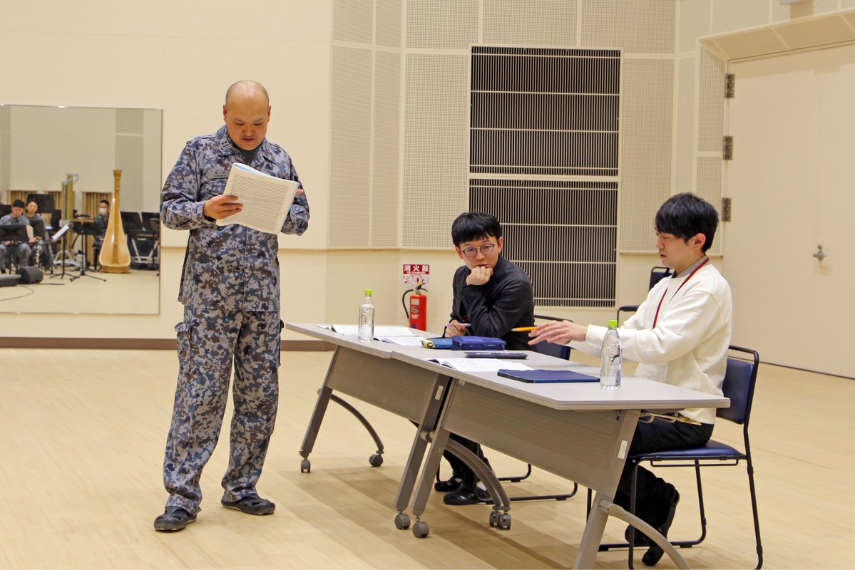JASDF_Cen_Band's tweet image. #航空自衛隊 70周年記念演奏会で演奏する
「大空へ」〜交響組曲「竜と少年」より
の作曲者 #篠塚祐伴 さんと
オンコード・ミュージック代表の
#島田和音 さんが #航空中央音楽隊 に来隊しました！

作曲者からの制作秘話をお聞きし、
より良い演奏に仕上がりました✨