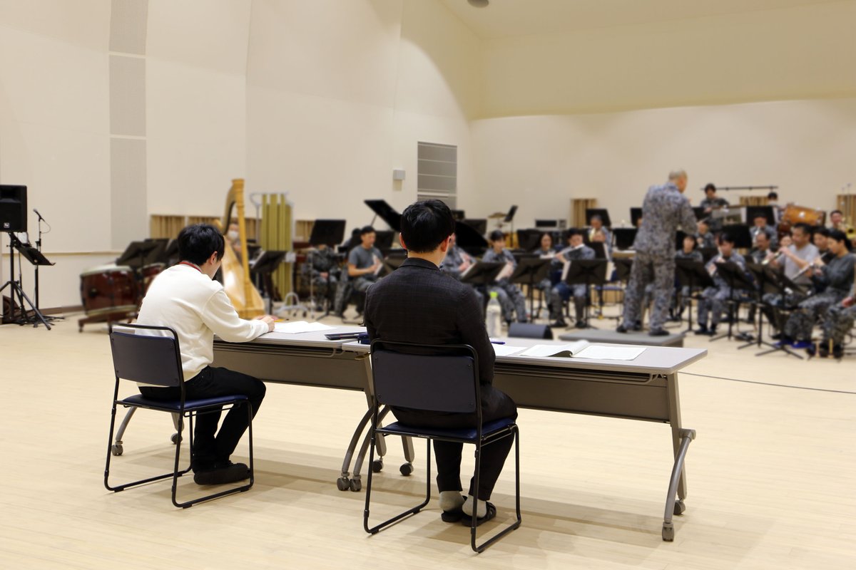 JASDF_Cen_Band's tweet image. #航空自衛隊 70周年記念演奏会で演奏する
「大空へ」〜交響組曲「竜と少年」より
の作曲者 #篠塚祐伴 さんと
オンコード・ミュージック代表の
#島田和音 さんが #航空中央音楽隊 に来隊しました！

作曲者からの制作秘話をお聞きし、
より良い演奏に仕上がりました✨