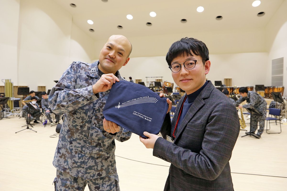 JASDF_Cen_Band's tweet image. #航空自衛隊 70周年記念演奏会で演奏する
「大空へ」〜交響組曲「竜と少年」より
の作曲者 #篠塚祐伴 さんと
オンコード・ミュージック代表の
#島田和音 さんが #航空中央音楽隊 に来隊しました！

作曲者からの制作秘話をお聞きし、
より良い演奏に仕上がりました✨